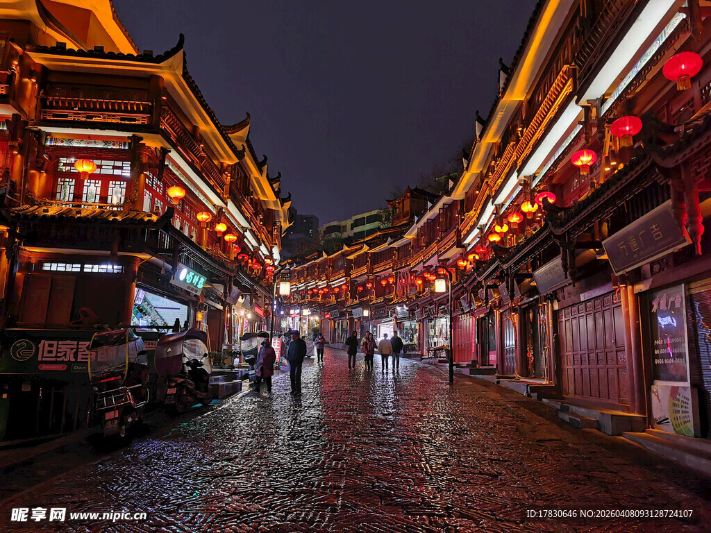 古街夜景灯火璀璨韵味浓