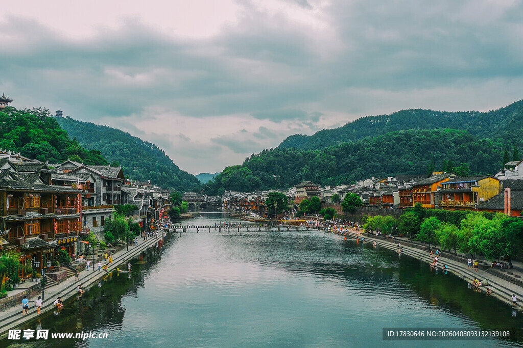 河畔古村落美景