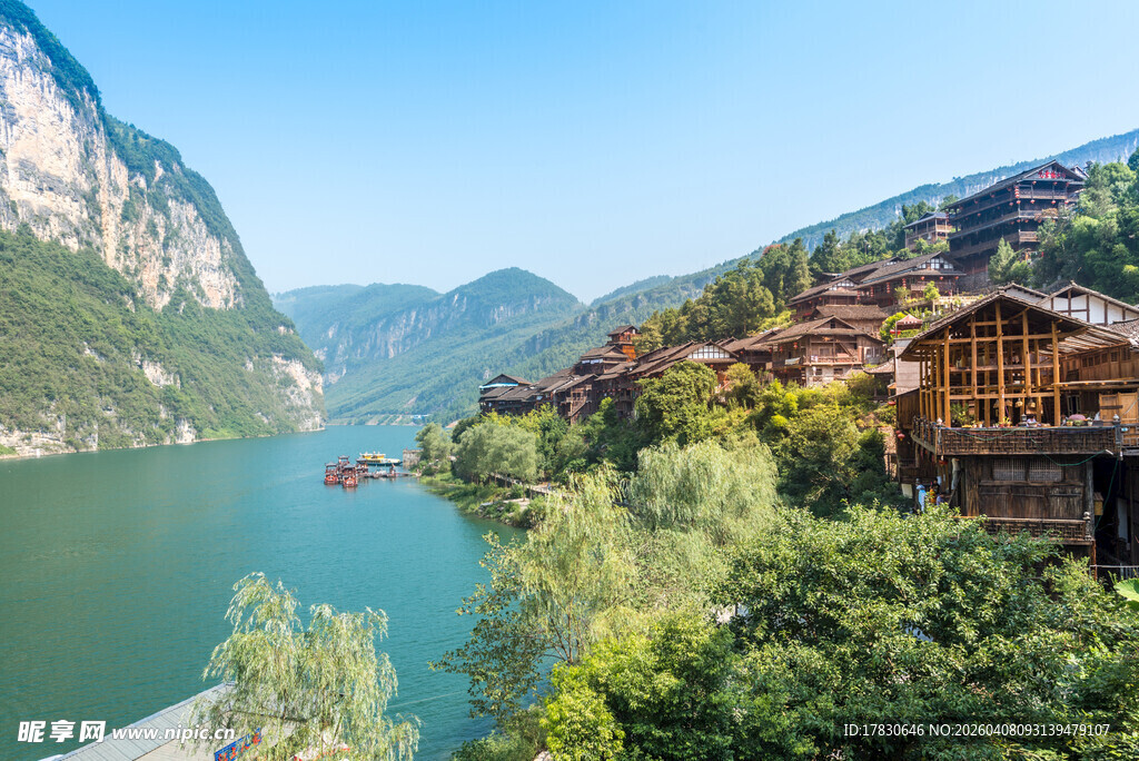 山水间的古朴临江建筑