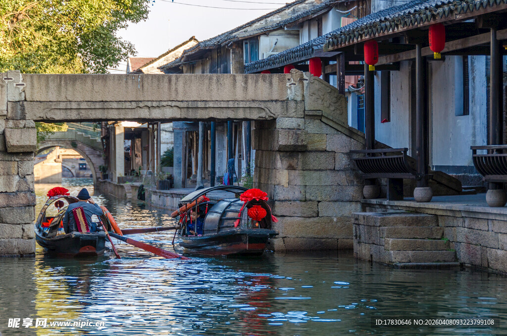 江南水乡石桥下的乌篷船