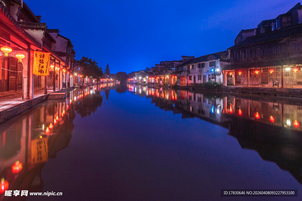 河畔夜景灯光映照的静谧水道