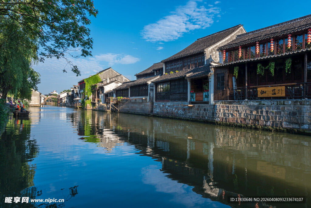 江南水乡古镇沿河风光