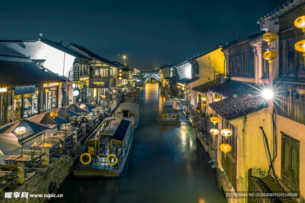 水乡夜景灯火璀璨的河道