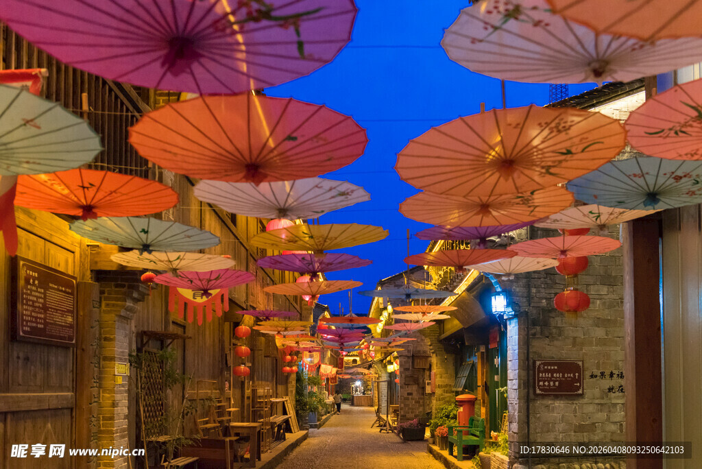 古巷油纸伞营造浪漫氛围