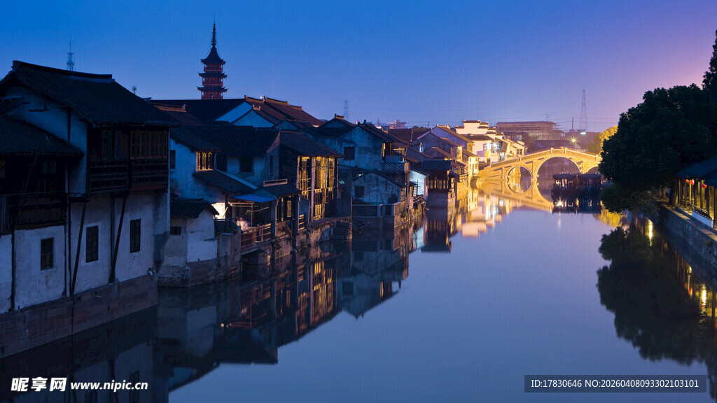 河畔小镇夜景宁静美好