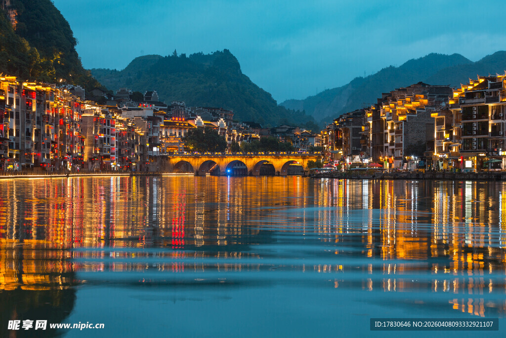 湖畔山城夜景波光璀璨