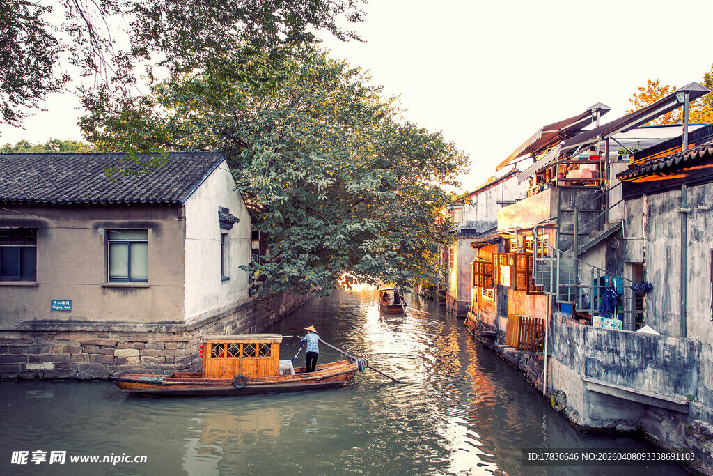 江南水乡古巷小船景致