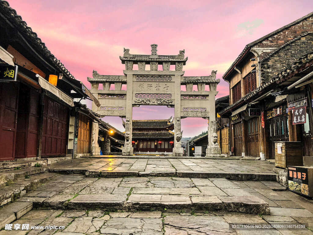 古街牌坊尽显古韵风光