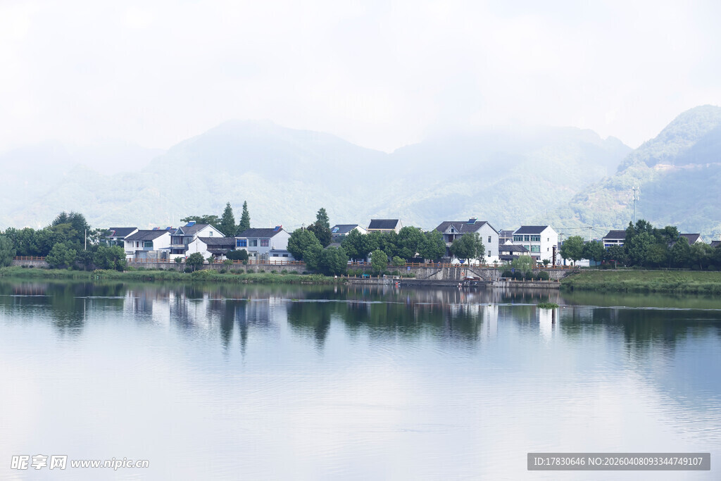 湖畔村落山水相映成趣