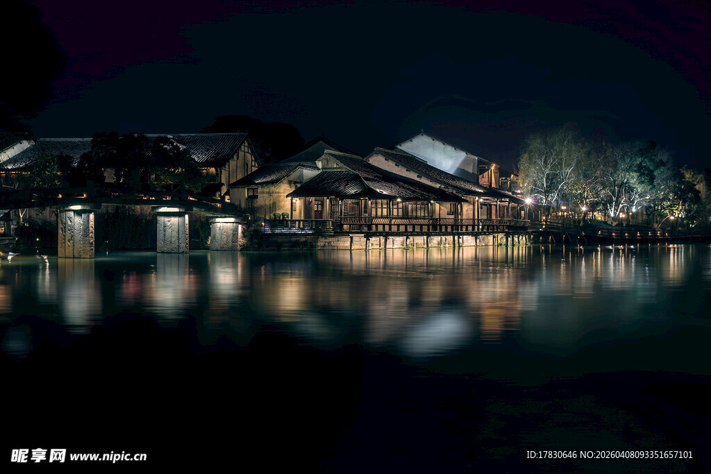 水乡夜景静谧的灯火倒影
