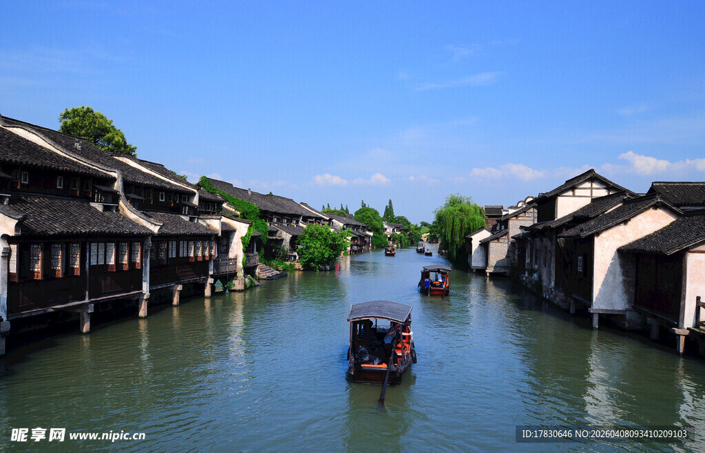 江南水乡河道小船风景