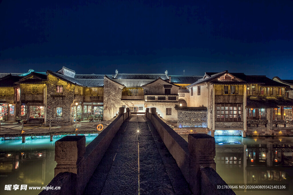 古桥夜景中式建筑映湖面