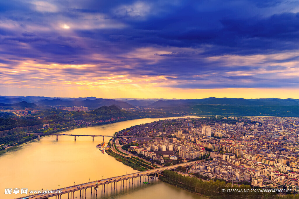 城市河畔壮丽黄昏景色