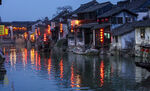 江南水乡夜景灯火映碧波
