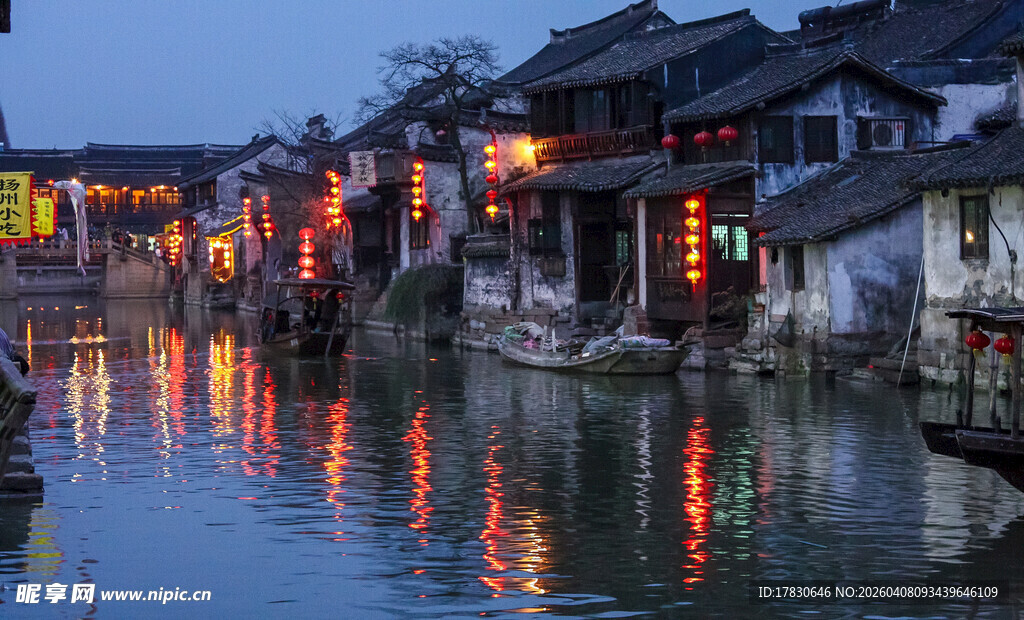 江南水乡夜景灯火映碧波