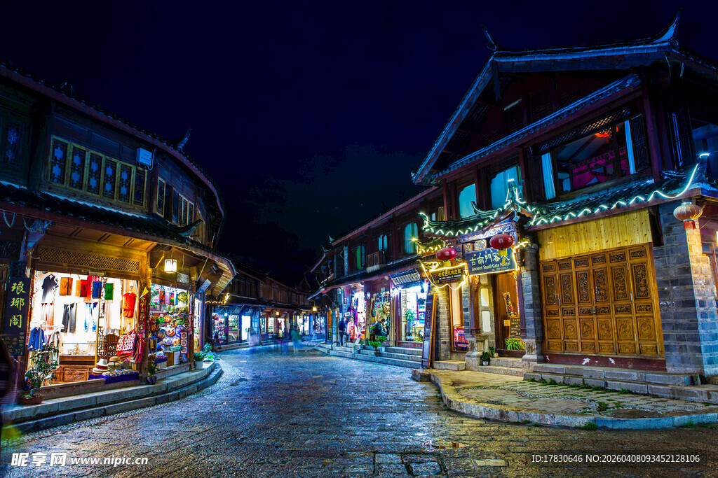 古街夜景灯火阑珊处
