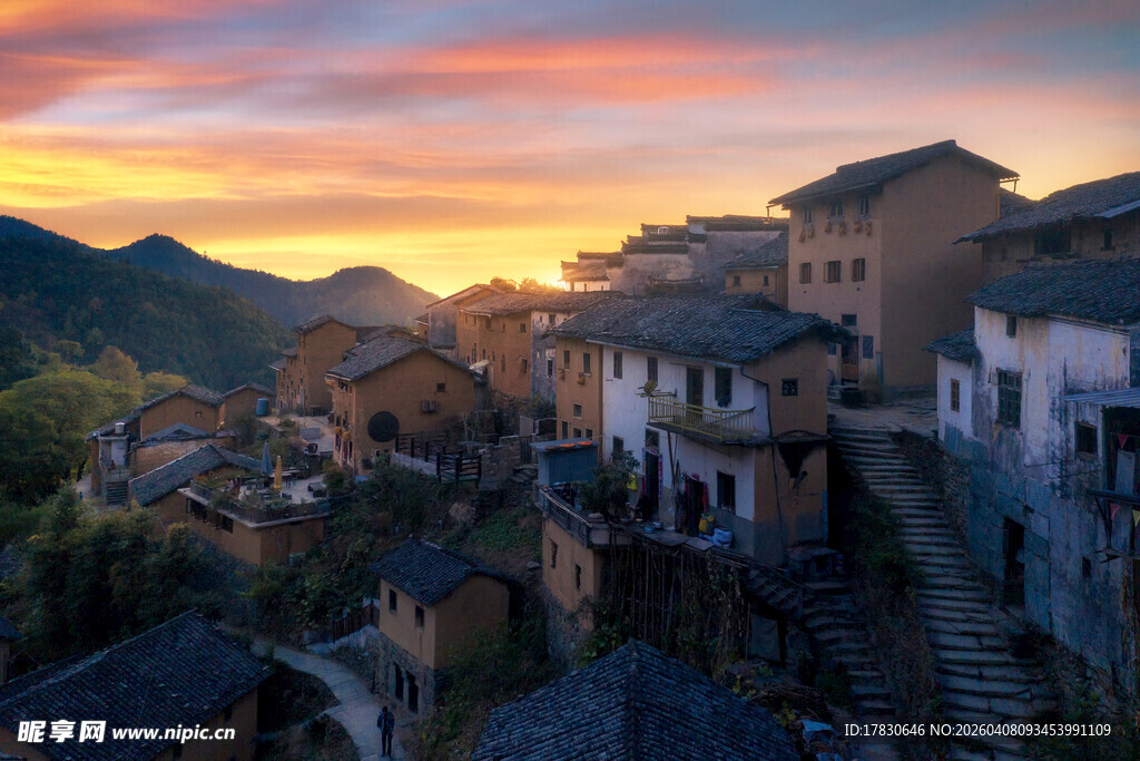 夕阳下的古朴村落