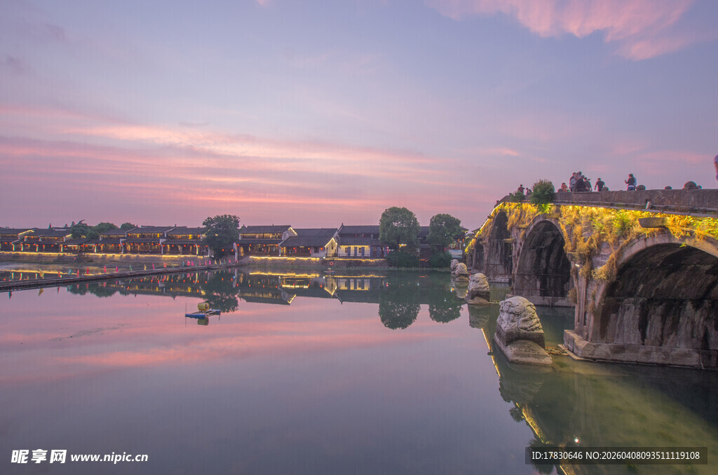 黄昏下的河畔石桥美景