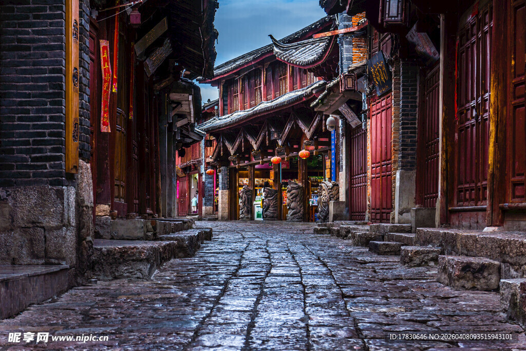 古巷夜色尽显中式建筑韵味