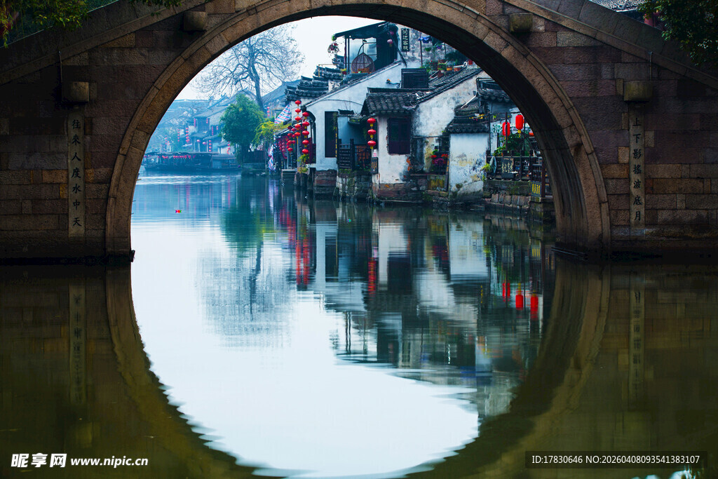 江南水乡拱桥下的静谧景致