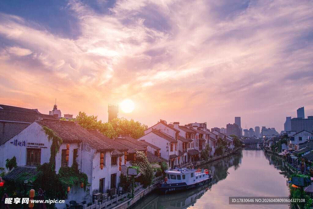 河畔古居迎落日美景