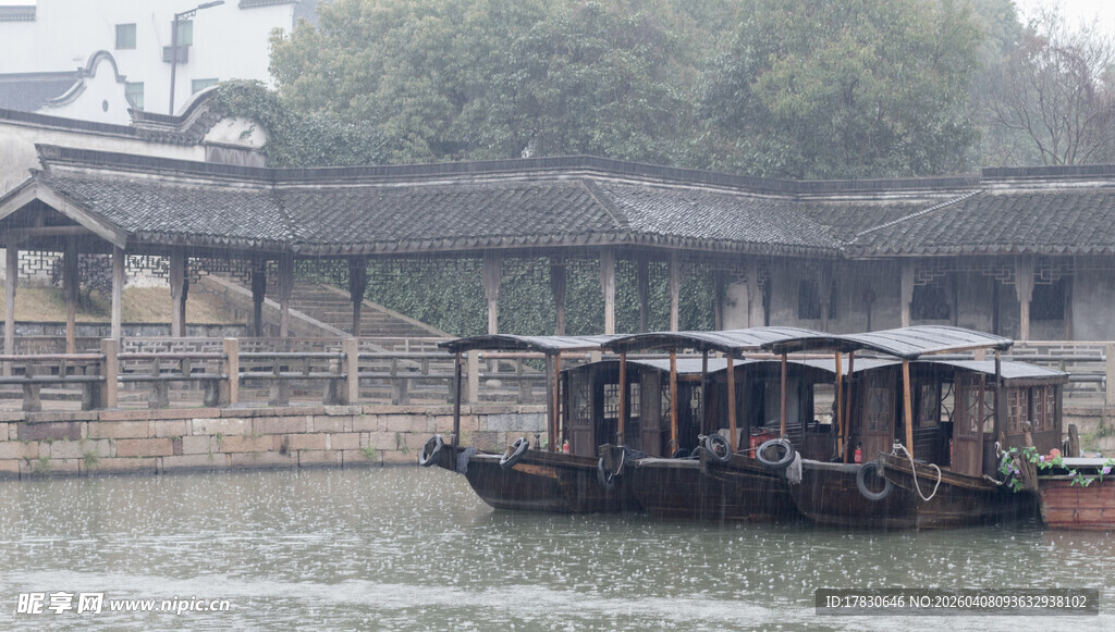 江南水乡乌篷船景致