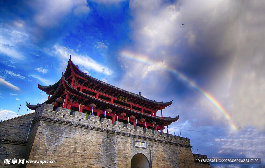 古城楼上空现绚丽彩虹