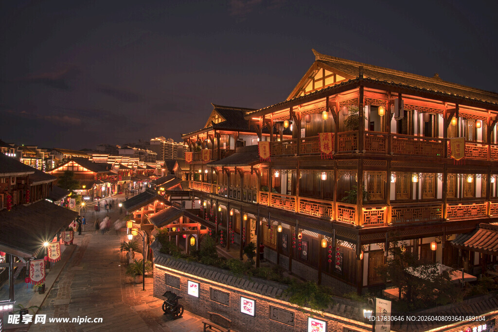 古街夜景灯火辉煌的楼阁