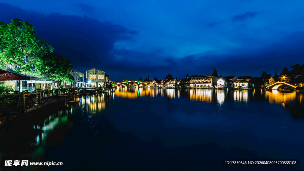 湖畔夜景灯火璀璨的水乡