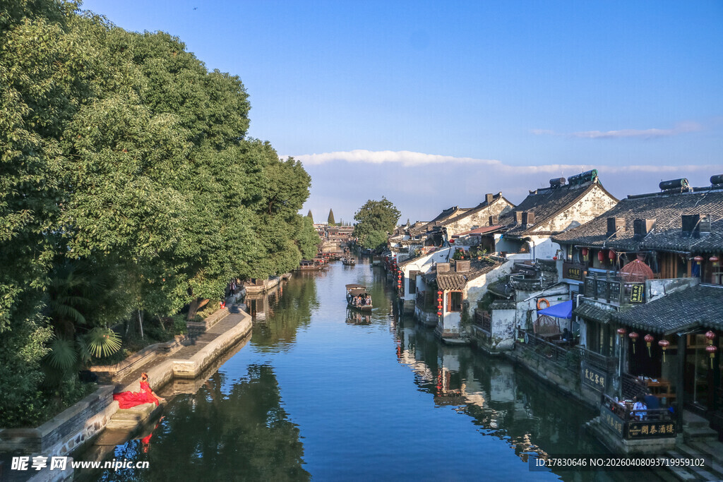 江南水乡河道旁的古朴景致