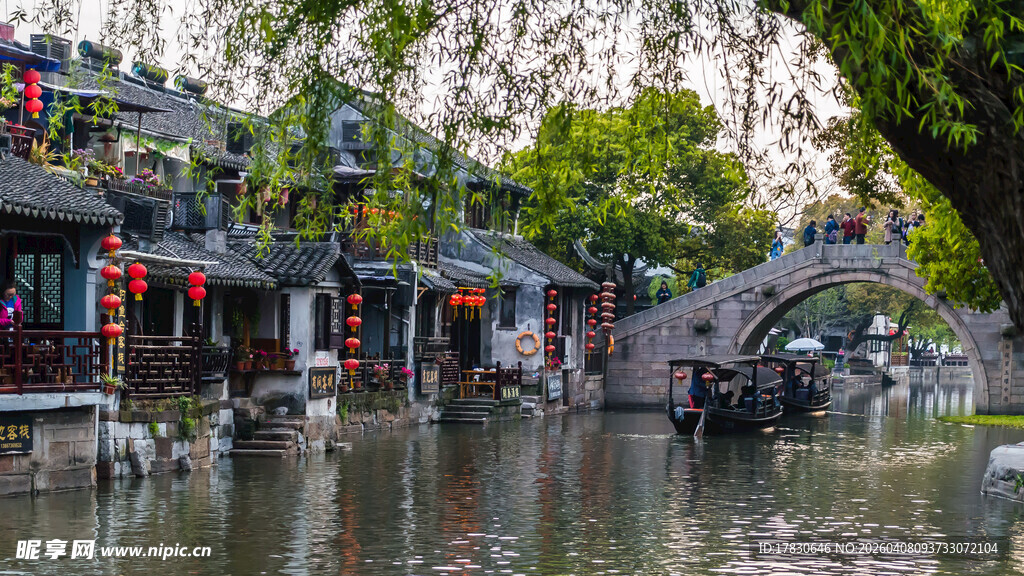 江南水乡古桥畔的中式景致