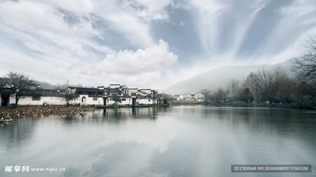 宁静湖畔风景如画