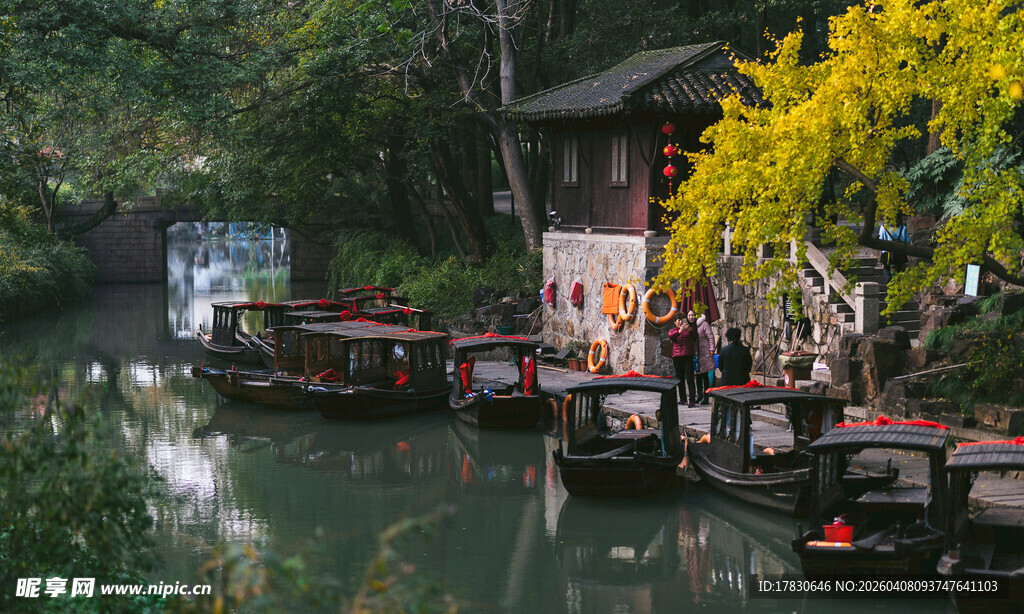 江南水乡古船停靠美景