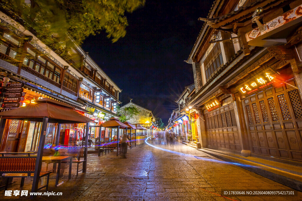 古街夜景灯火阑珊处