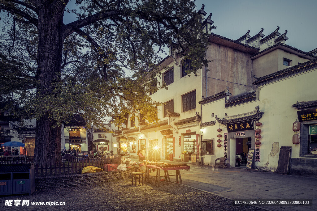 古村夕阳下的宁静街巷