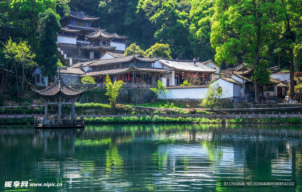 湖畔古村青山绿水相映