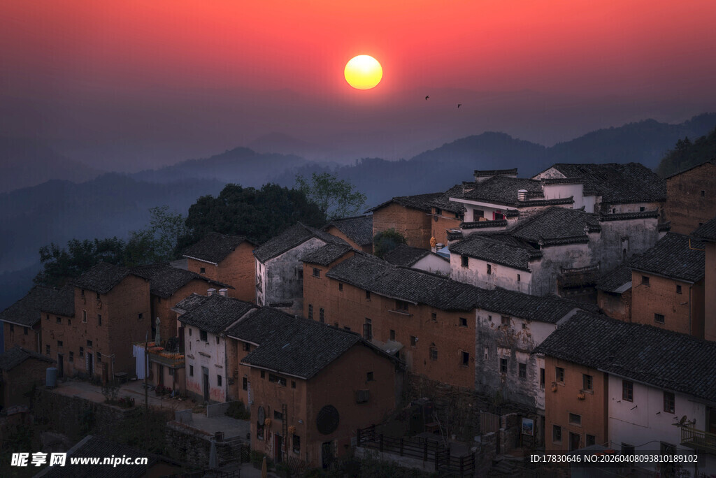夕阳下的古朴村落