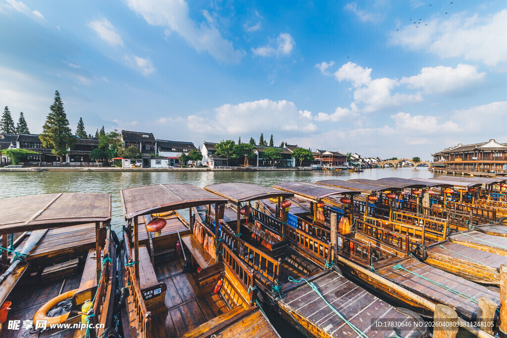 水乡河畔停泊的古朴船只