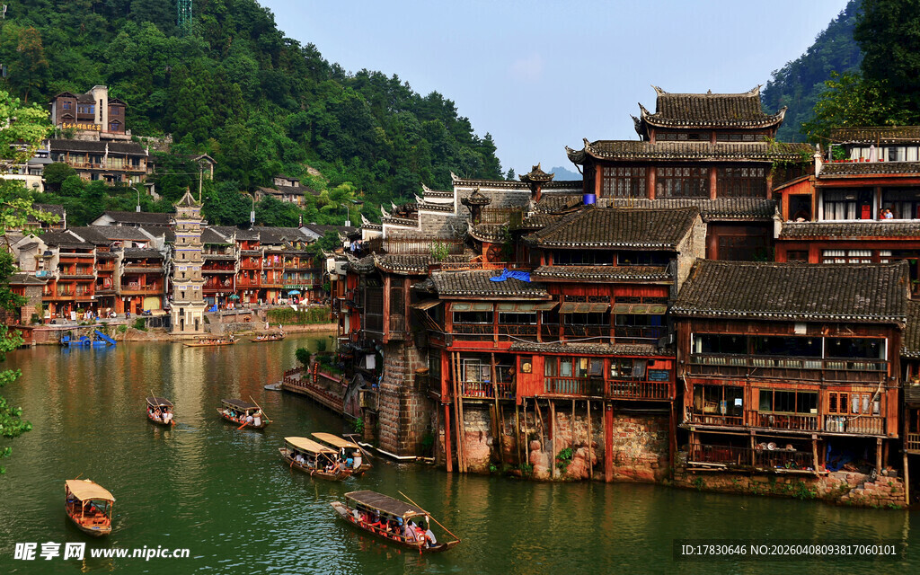 古色古香的江边传统建筑群