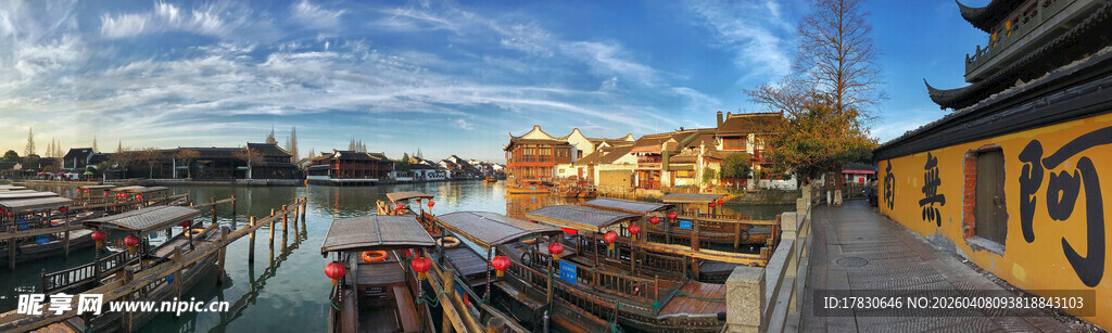 水乡河畔船只停靠景象