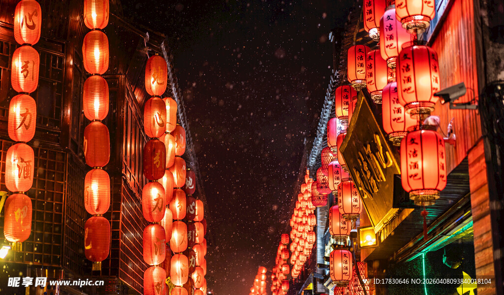 夜晚街道上的璀璨红灯笼