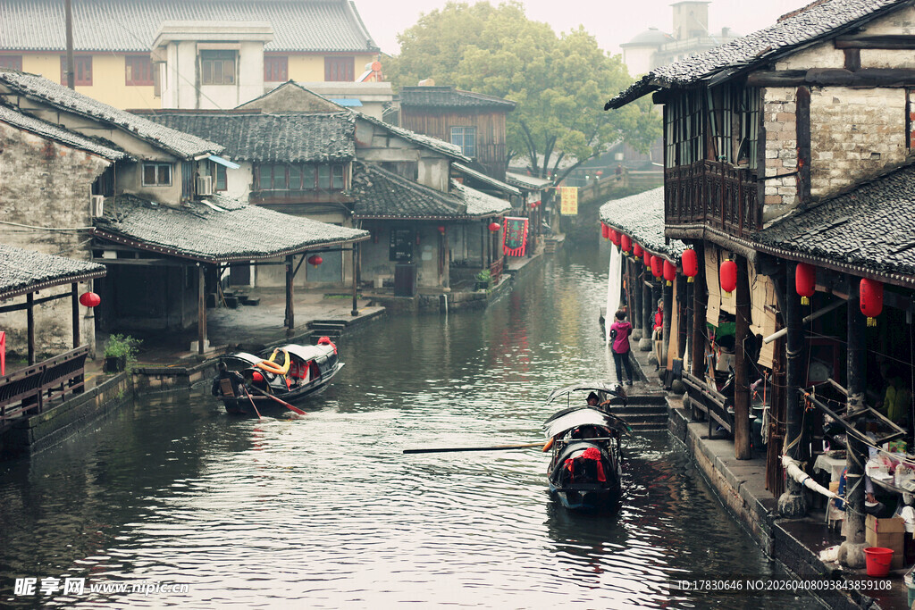 江南水乡古巷中的乌篷船
