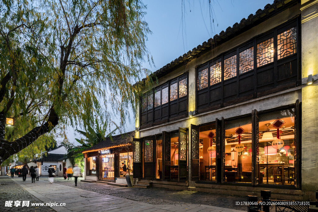 古街商铺夜景图