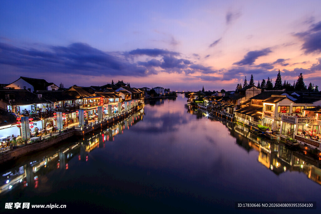 水乡夜景灯火映照的静谧河景