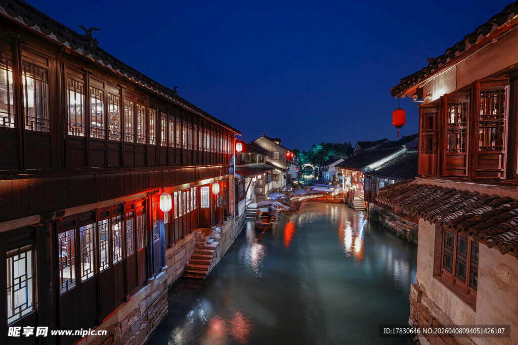江南水乡夜幕下的静谧古街