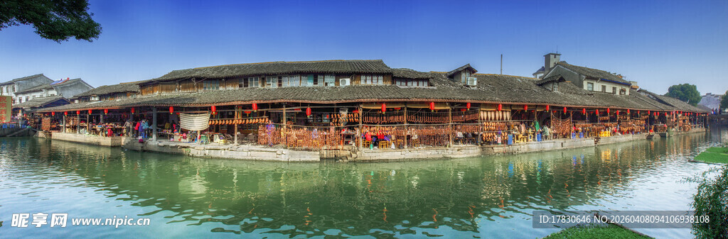 中式古建临水风景如画