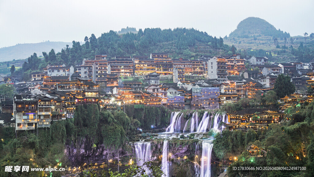 山间璀璨夜景梦幻瀑布