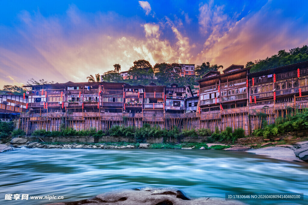 河畔古村夕阳下的宁静美景