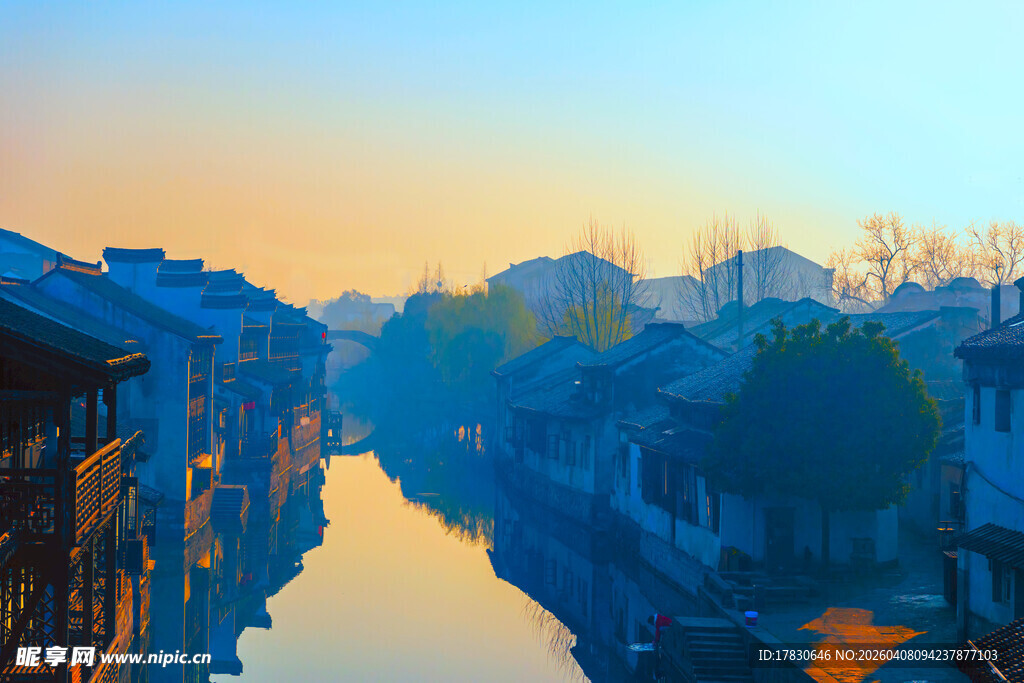 水乡晨曦中的古朴沿河建筑
