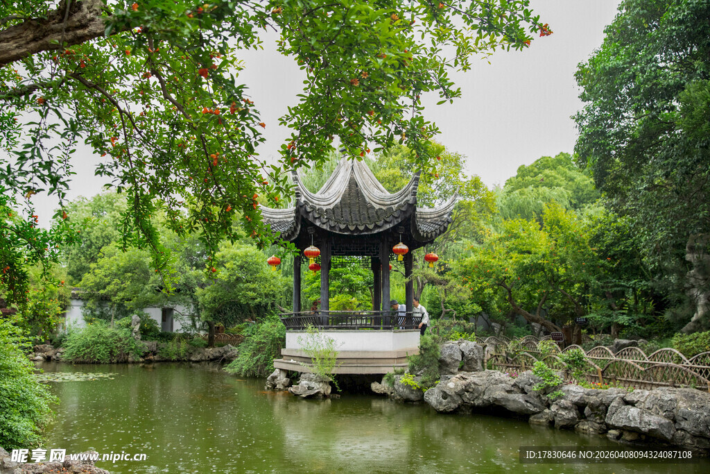 中式园林湖畔凉亭美景
